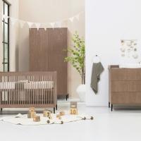 Kidsmill Levi Babykamer Incl. Ronde Potenset Walnoot | Ledikant 60 x 120 cm + Commode + Kast 2-Deurs