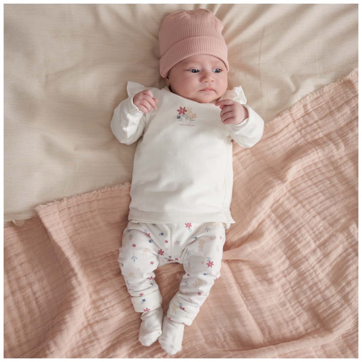 Prénatal newborn muts, overslagshirt & broek